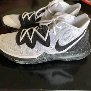Kyrie 5 team black and white